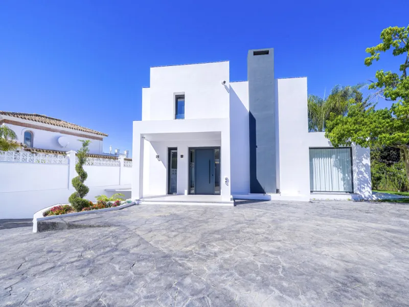 House - Detached Villa в продаже в Marbella, Málaga. В доме 5 спален и 6 ванных комнат. Площадь дома 465 м². Площадь участка 905 м²