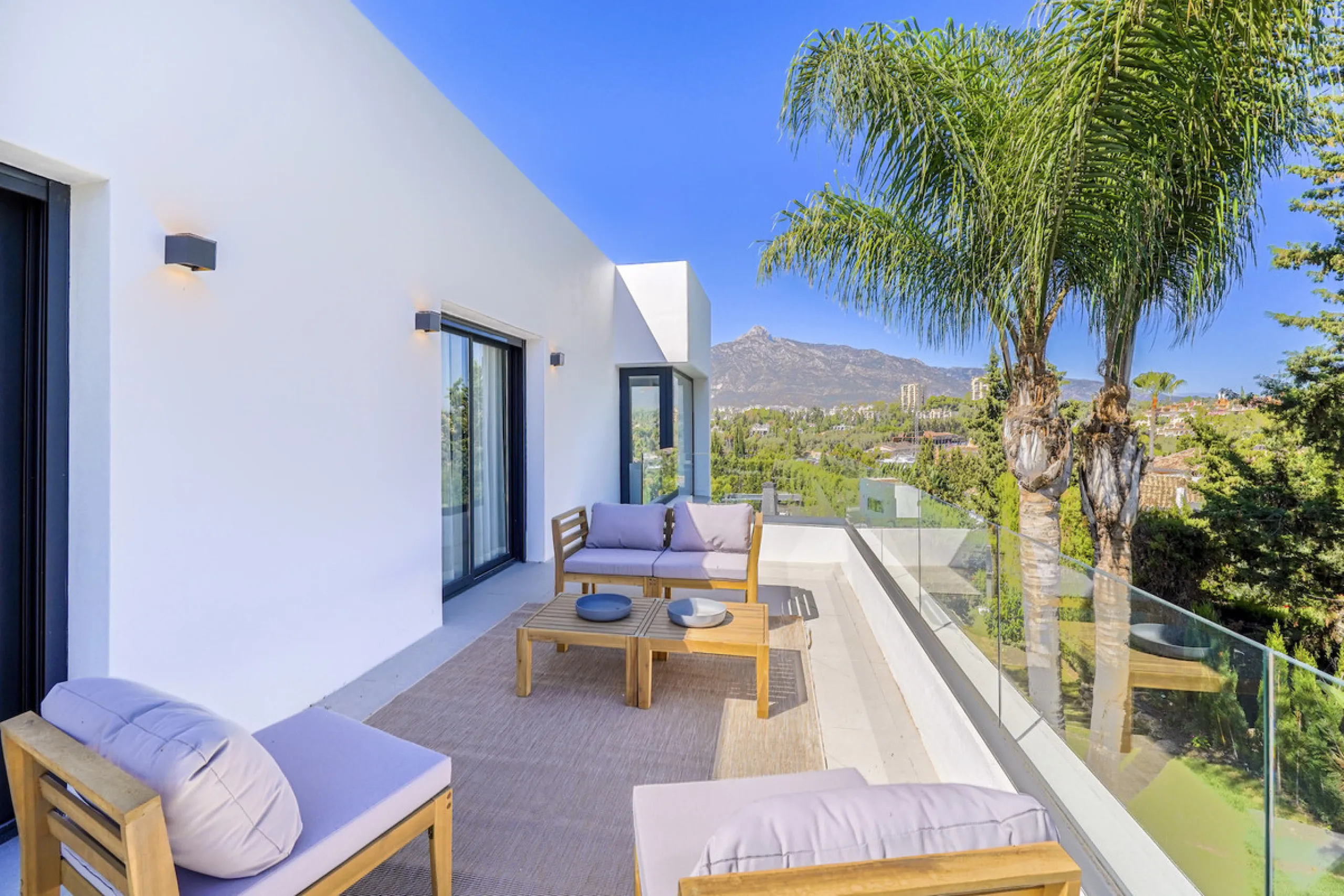 House - Detached Villa в продаже в Marbella, Málaga. В доме 5 спален и 6 ванных комнат. Площадь дома 465 м². Площадь участка 905 м²