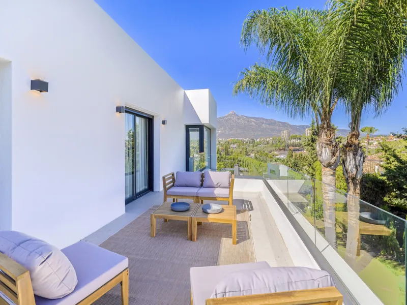 House - Detached Villa в продаже в Marbella, Málaga. В доме 5 спален и 6 ванных комнат. Площадь дома 465 м². Площадь участка 905 м²