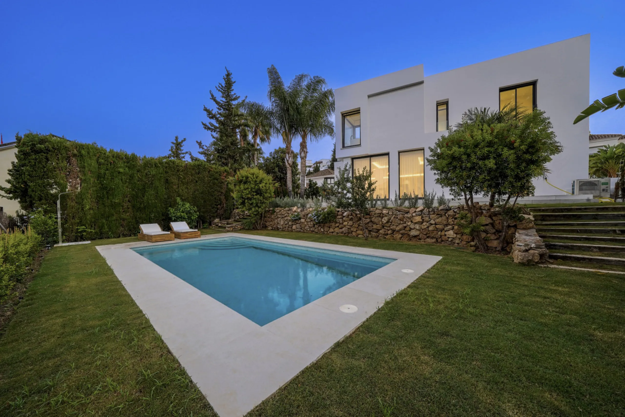 House - Detached Villa в продаже в Marbella, Málaga. В доме 5 спален и 6 ванных комнат. Площадь дома 465 м². Площадь участка 905 м²