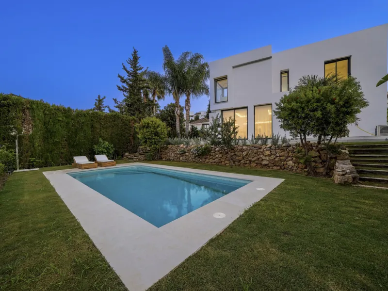 House - Detached Villa в продаже в Marbella, Málaga. В доме 5 спален и 6 ванных комнат. Площадь дома 465 м². Площадь участка 905 м²