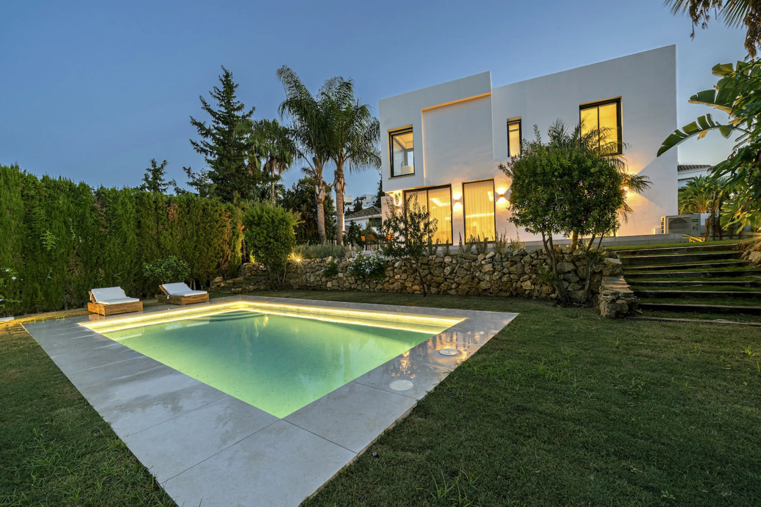House - Detached Villa в продаже в Marbella, Málaga. В доме 5 спален и 6 ванных комнат. Площадь дома 465 м². Площадь участка 905 м²