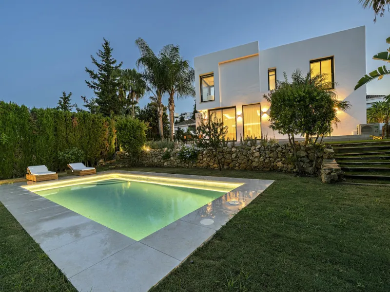 House - Detached Villa в продаже в Marbella, Málaga. В доме 5 спален и 6 ванных комнат. Площадь дома 465 м². Площадь участка 905 м²