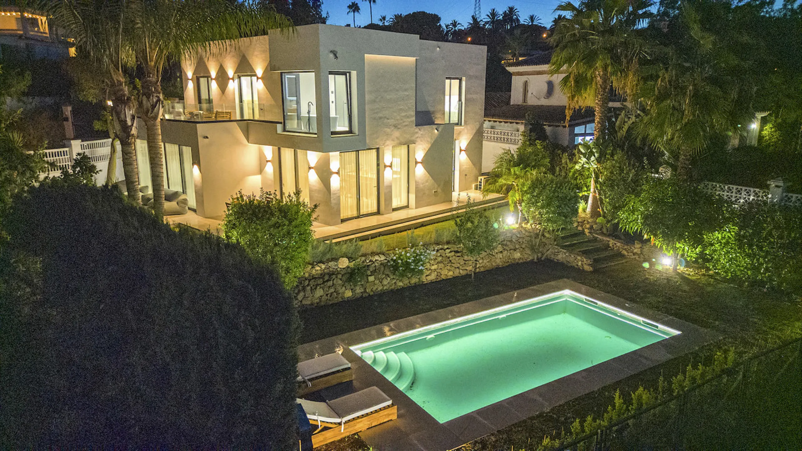 House - Detached Villa в продаже в Marbella, Málaga. В доме 5 спален и 6 ванных комнат. Площадь дома 465 м². Площадь участка 905 м²