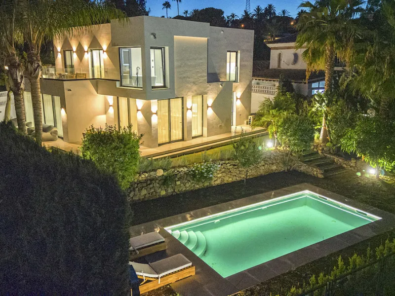 House - Detached Villa в продаже в Marbella, Málaga. В доме 5 спален и 6 ванных комнат. Площадь дома 465 м². Площадь участка 905 м²
