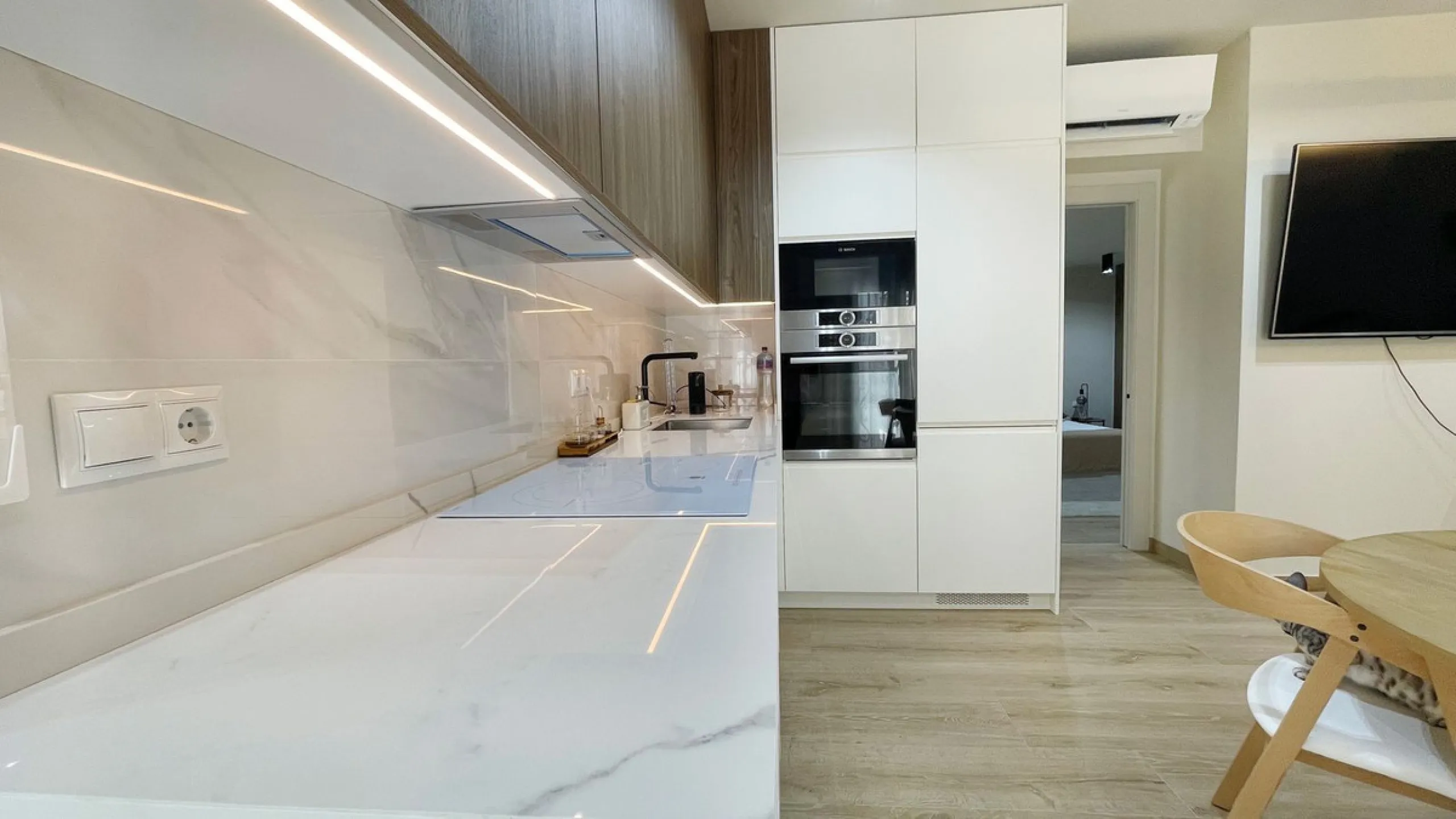 A lovely and completly refurbished  2 bedrooms apartment in the heart of Puerto Banus Muelle Ribera.