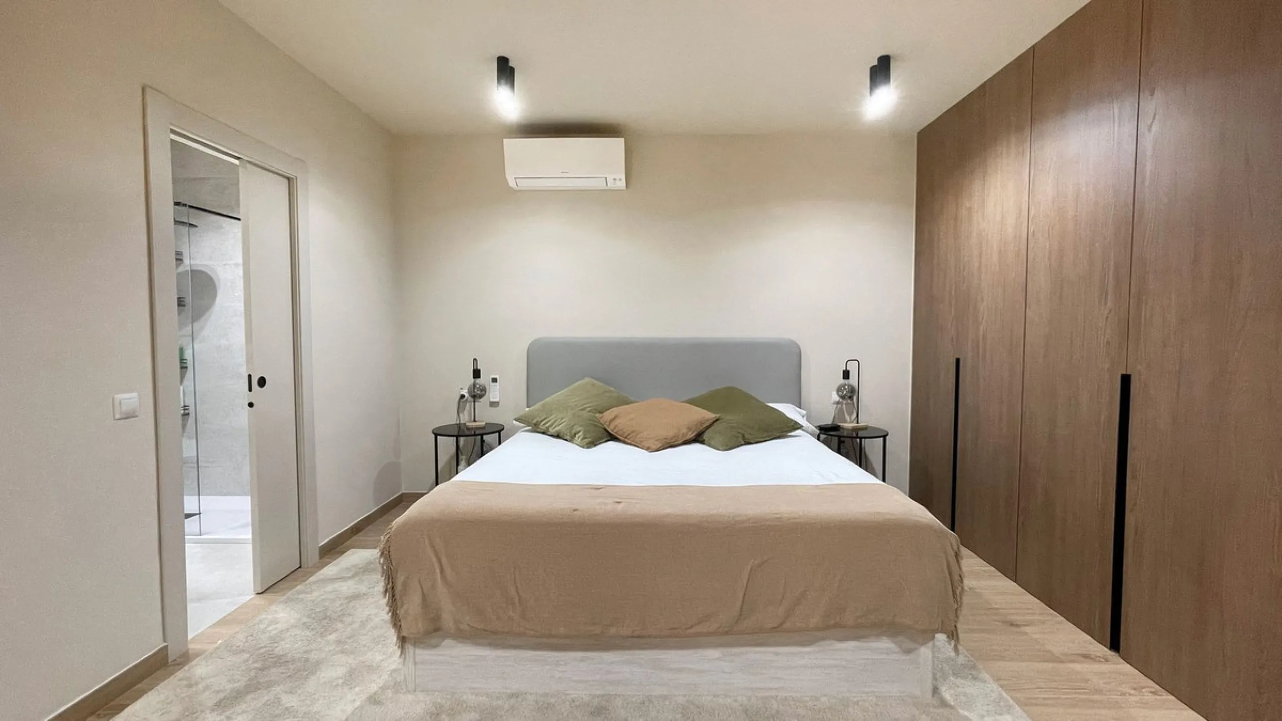 A lovely and completly refurbished  2 bedrooms apartment in the heart of Puerto Banus Muelle Ribera.