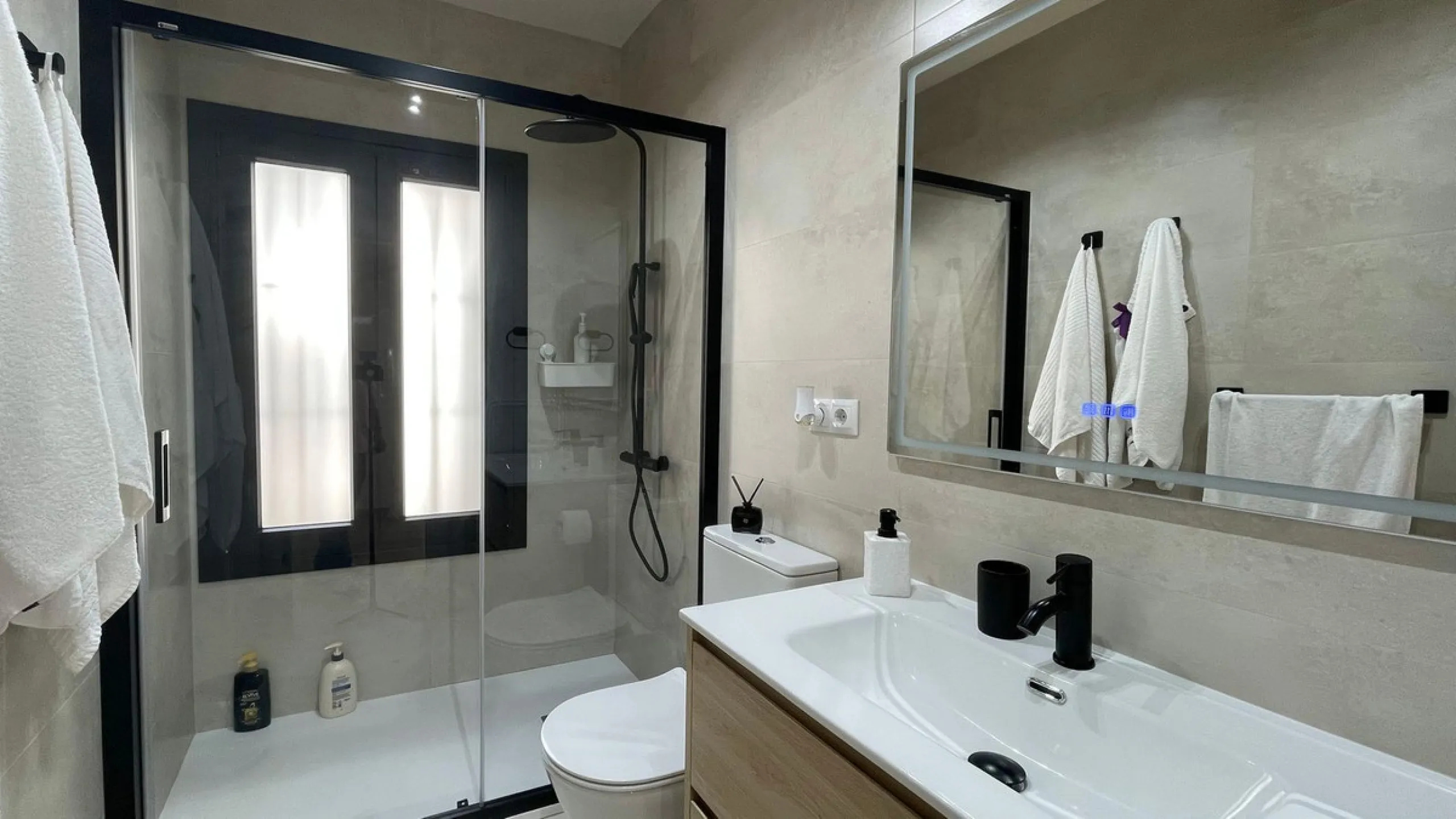 A lovely and completly refurbished  2 bedrooms apartment in the heart of Puerto Banus Muelle Ribera.