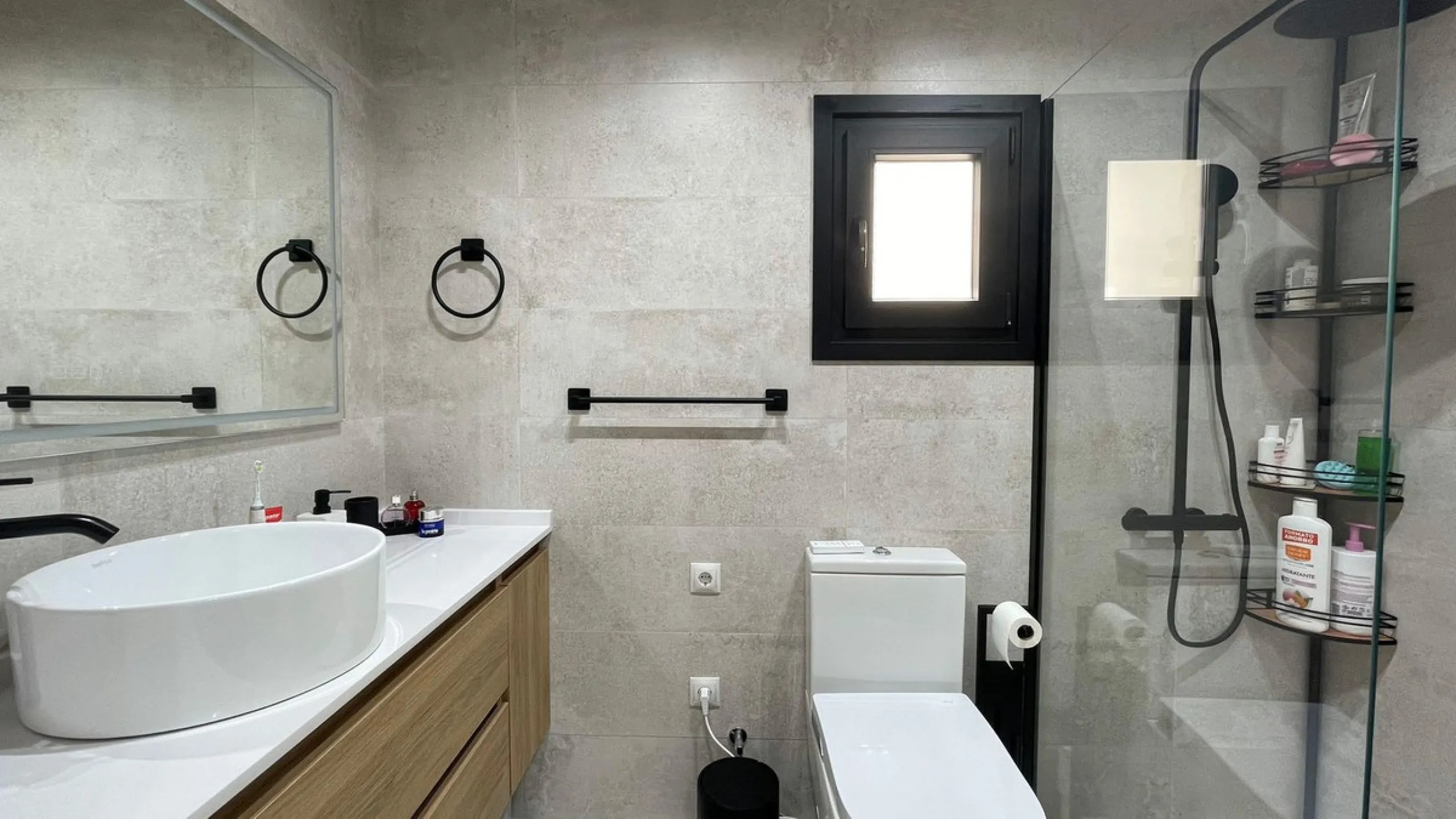 A lovely and completly refurbished  2 bedrooms apartment in the heart of Puerto Banus Muelle Ribera.