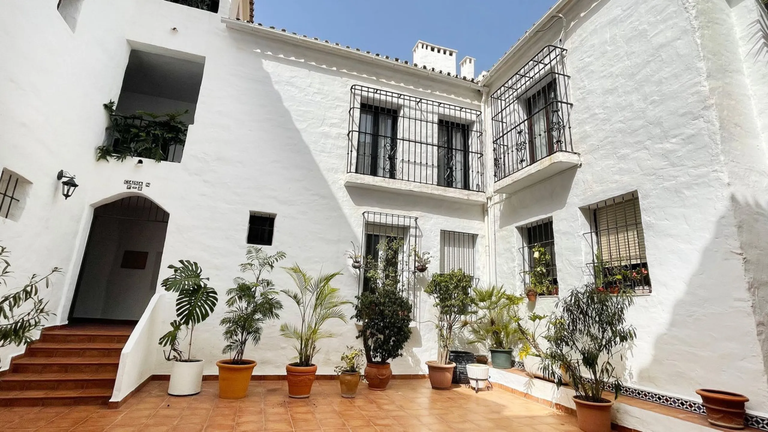 A lovely and completly refurbished  2 bedrooms apartment in the heart of Puerto Banus Muelle Ribera.