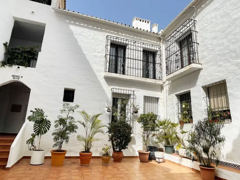 A lovely and completly refurbished  2 bedrooms apartment in the heart of Puerto Banus Muelle Ribera.
