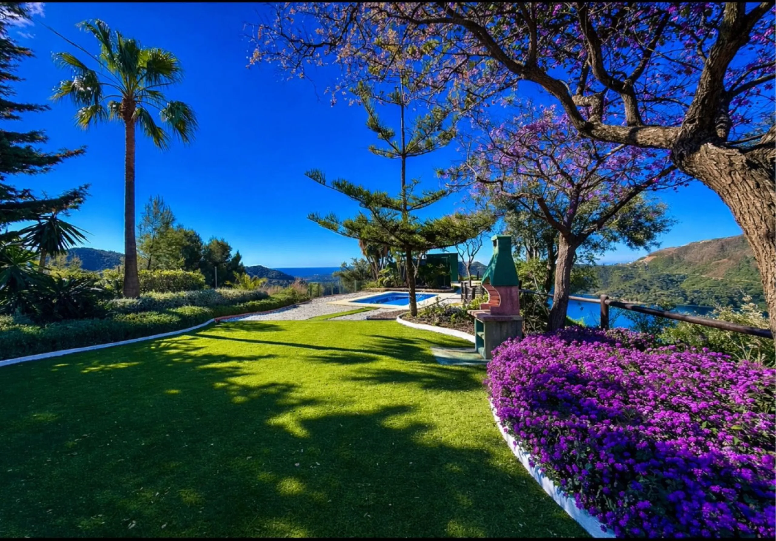 Rustic finca located in the municipality of Istán, set on a 2,028 m² plot. The property features a legally registered house of 70 m², along with a 21 m² porch and a private swimming pool and easy access.