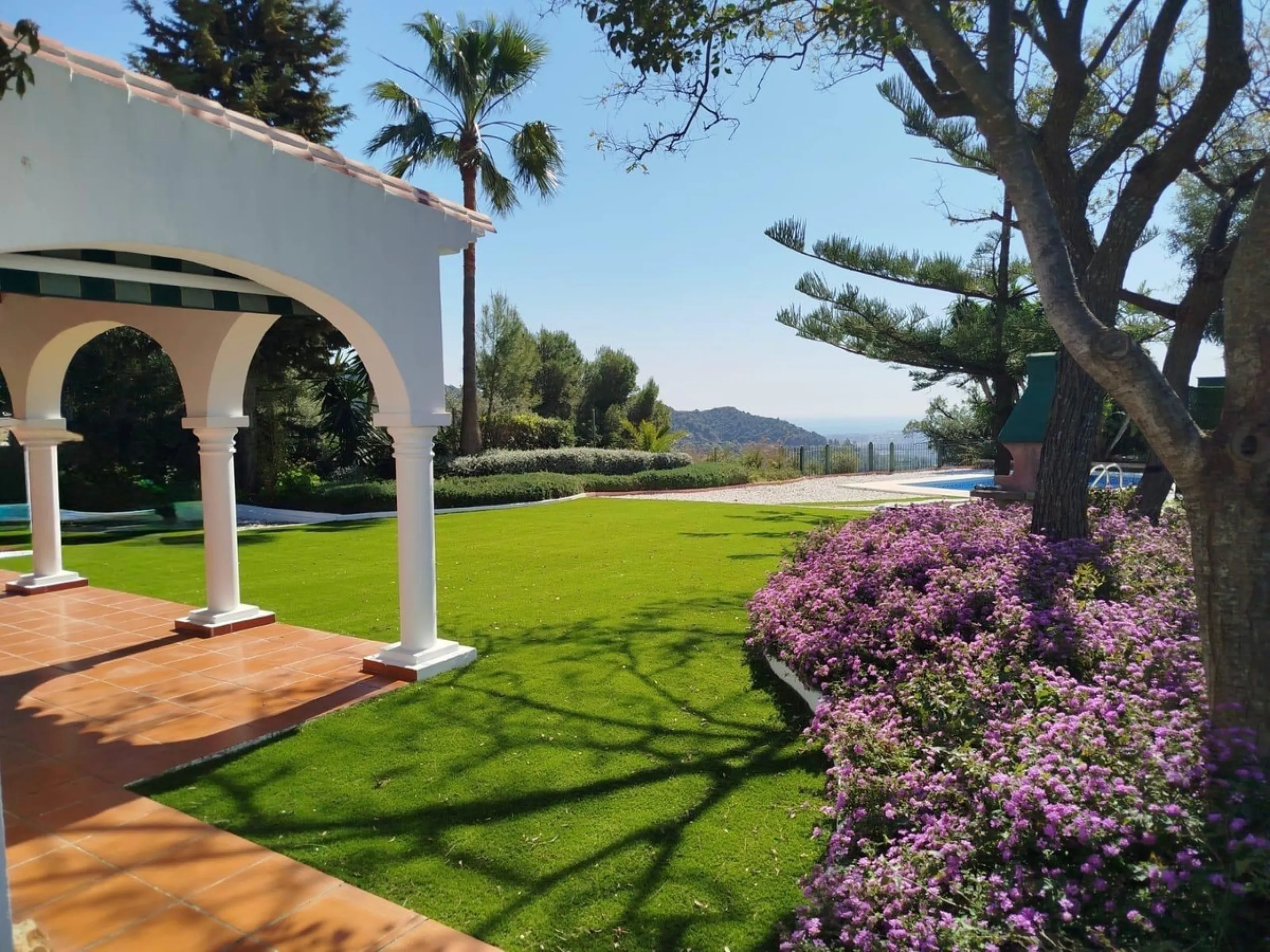 Rustic finca located in the municipality of Istán, set on a 2,028 m² plot. The property features a legally registered house of 70 m², along with a 21 m² porch and a private swimming pool and easy access.