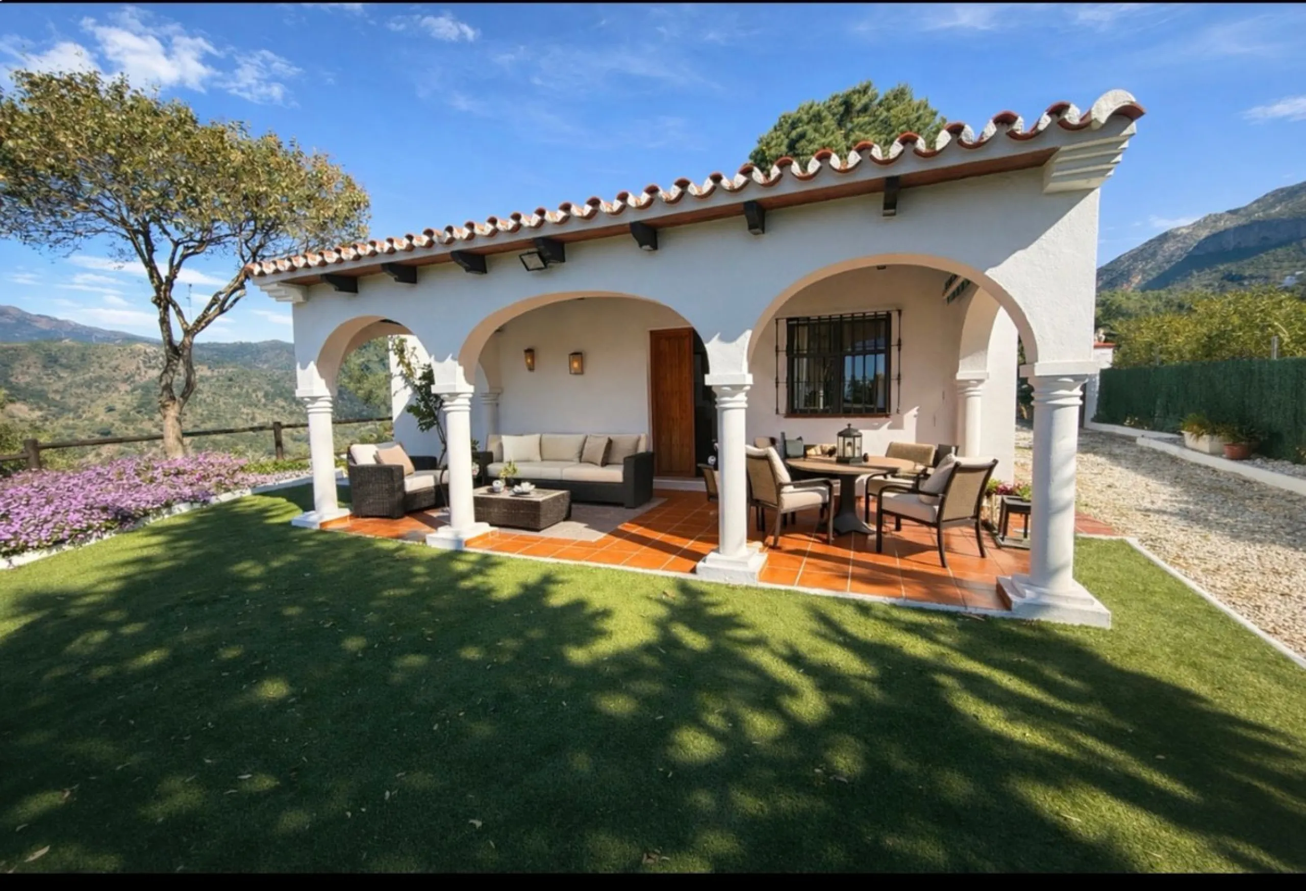 Rustic finca located in the municipality of Istán, set on a 2,028 m² plot. The property features a legally registered house of 70 m², along with a 21 m² porch and a private swimming pool and easy access.