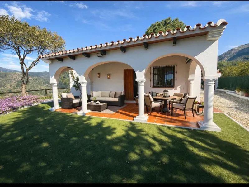 Rustic finca located in the municipality of Istán, set on a 2,028 m² plot. The property features a legally registered house of 70 m², along with a 21 m² porch and a private swimming pool and easy access.