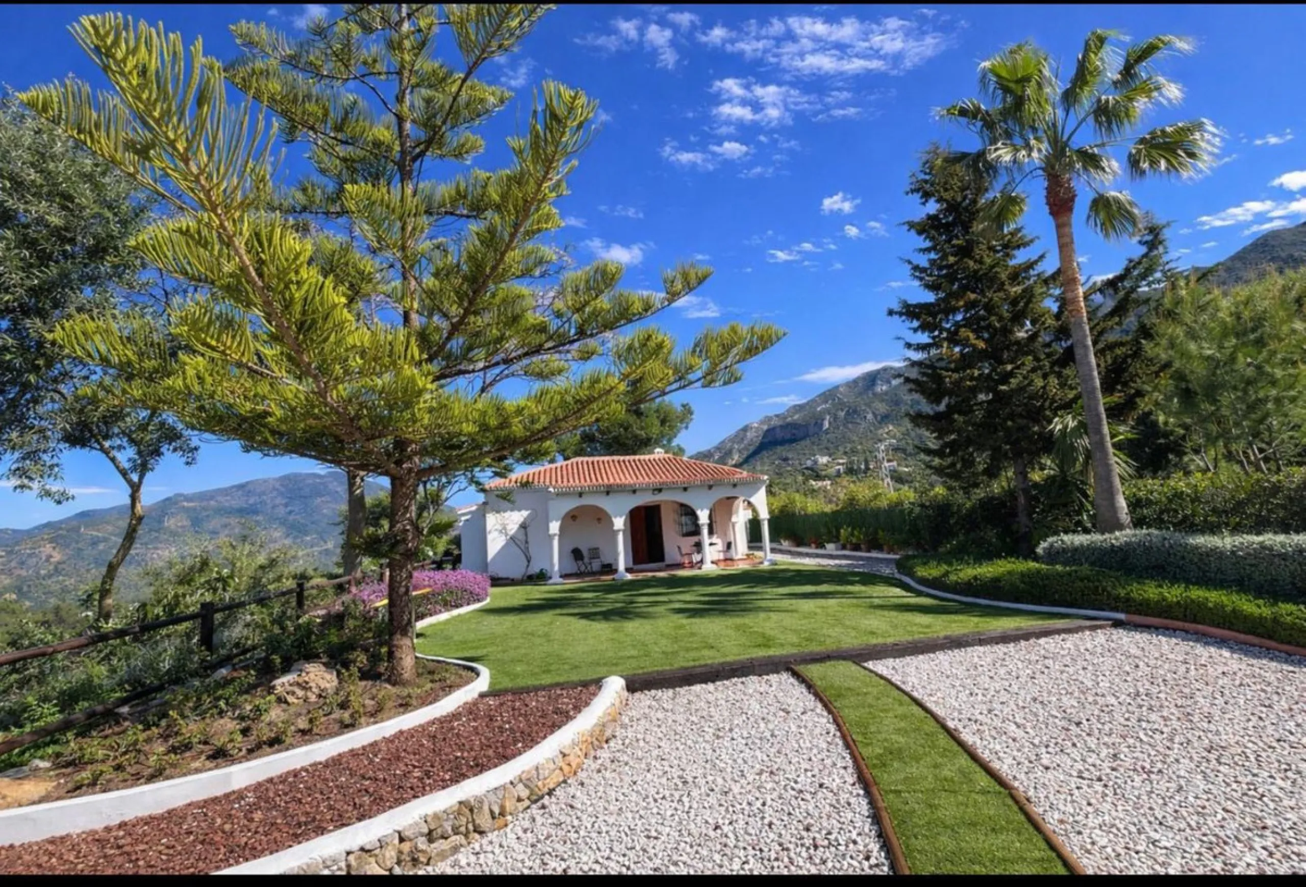 Rustic finca located in the municipality of Istán, set on a 2,028 m² plot. The property features a legally registered house of 70 m², along with a 21 m² porch and a private swimming pool and easy access.