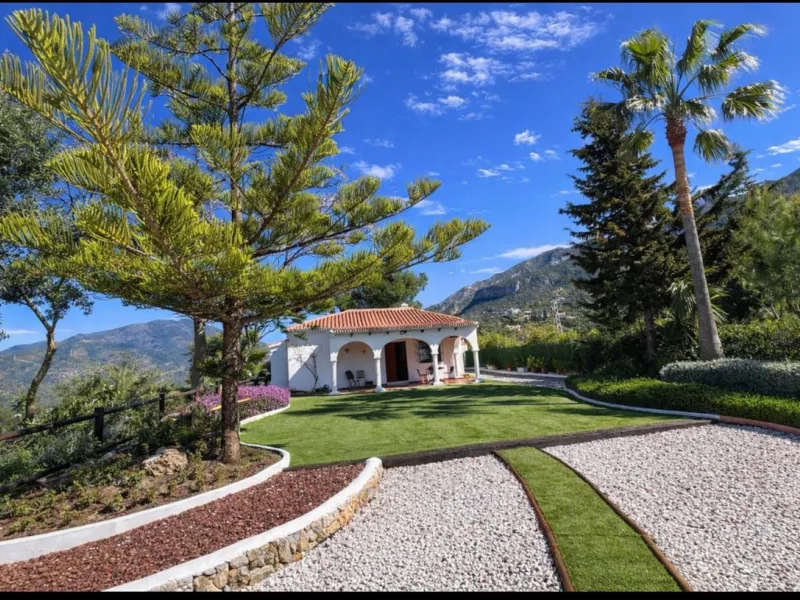 Rustic finca located in the municipality of Istán, set on a 2,028 m² plot. The property features a legally registered house of 70 m², along with a 21 m² porch and a private swimming pool and easy access.