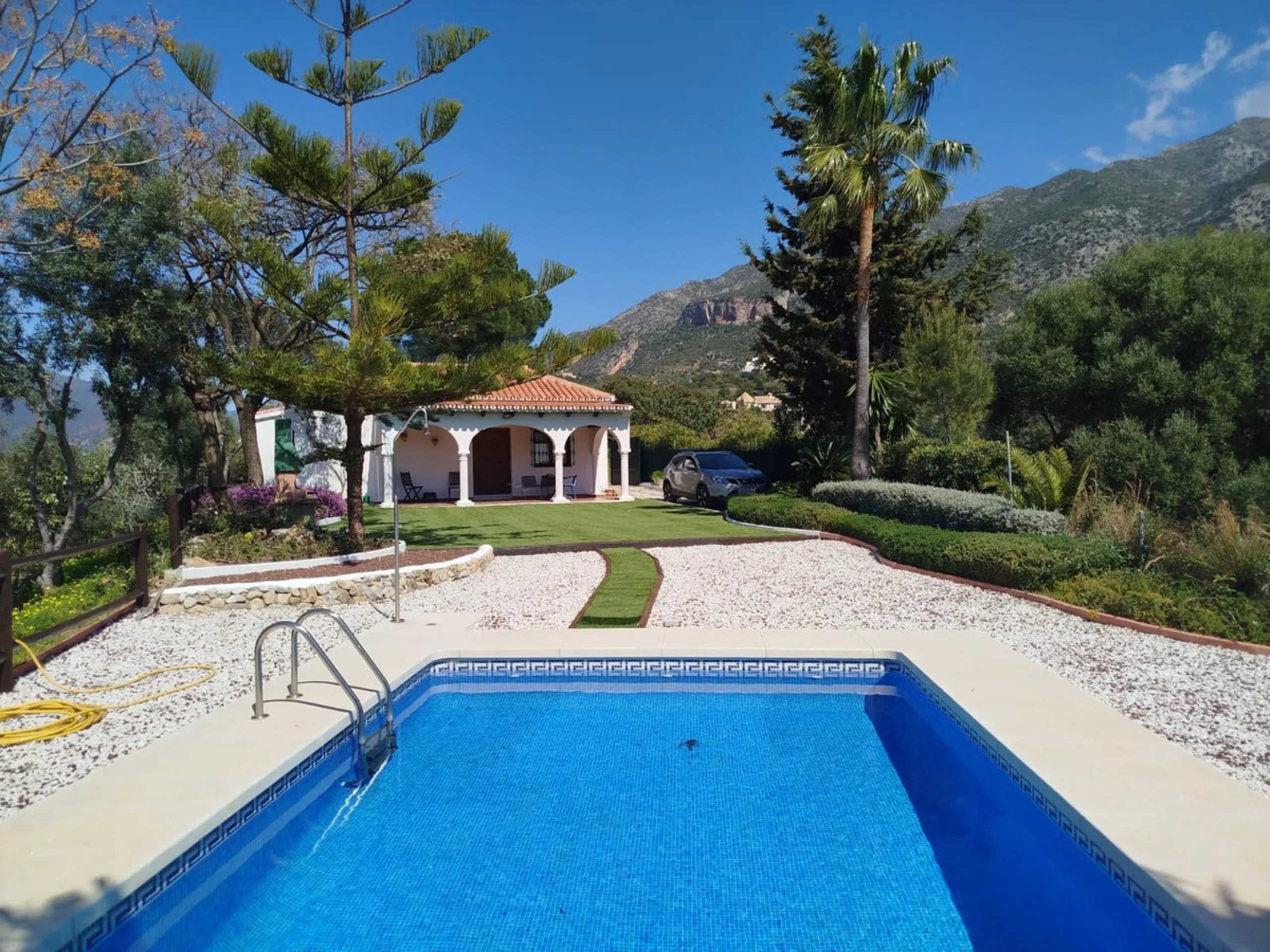 Rustic finca located in the municipality of Istán, set on a 2,028 m² plot. The property features a legally registered house of 70 m², along with a 21 m² porch and a private swimming pool and easy access.