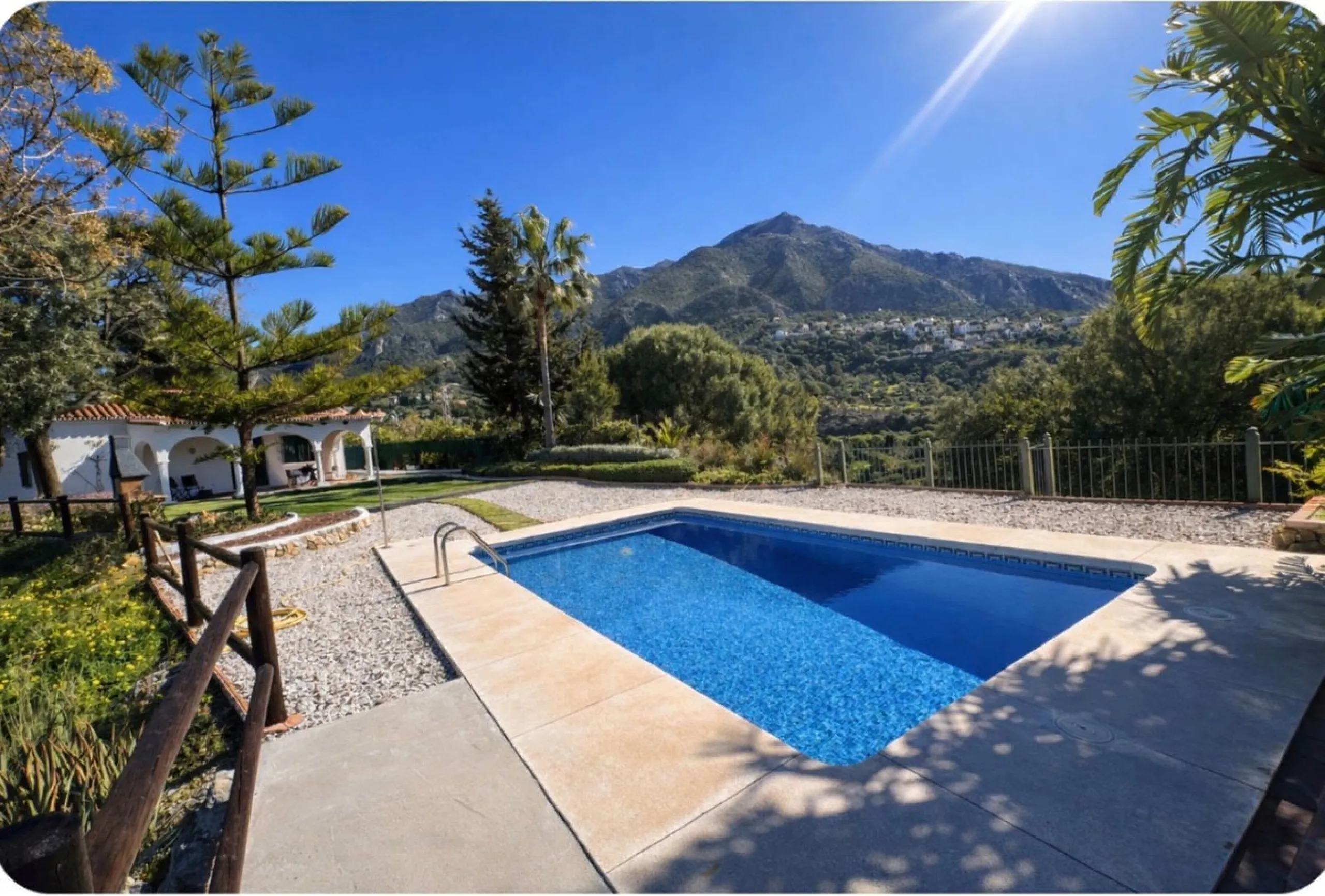 Rustic finca located in the municipality of Istán, set on a 2,028 m² plot. The property features a legally registered house of 70 m², along with a 21 m² porch and a private swimming pool and easy access.