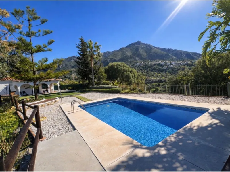 Rustic finca located in the municipality of Istán, set on a 2,028 m² plot. The property features a legally registered house of 70 m², along with a 21 m² porch and a private swimming pool and easy access.