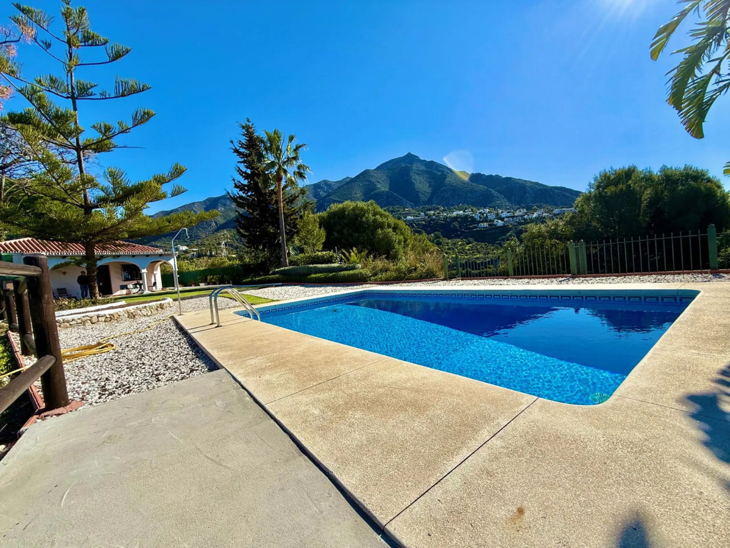 Rustic finca located in the municipality of Istán, set on a 2,028 m² plot. The property features a legally registered house of 70 m², along with a 21 m² porch and a private swimming pool and easy access.
