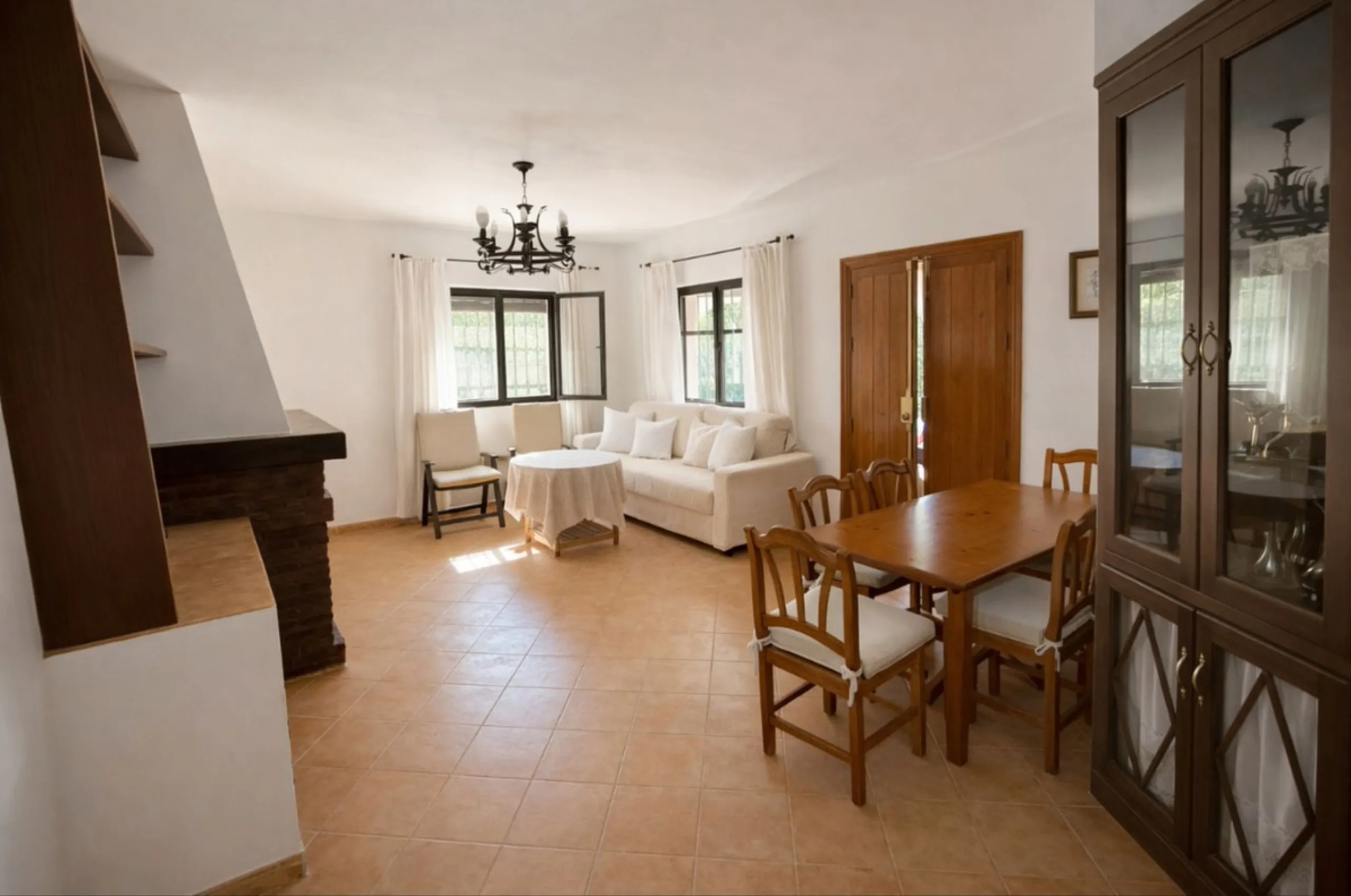Rustic finca located in the municipality of Istán, set on a 2,028 m² plot. The property features a legally registered house of 70 m², along with a 21 m² porch and a private swimming pool and easy access.