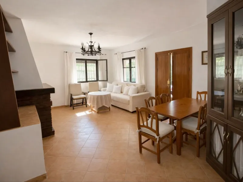 Rustic finca located in the municipality of Istán, set on a 2,028 m² plot. The property features a legally registered house of 70 m², along with a 21 m² porch and a private swimming pool and easy access.