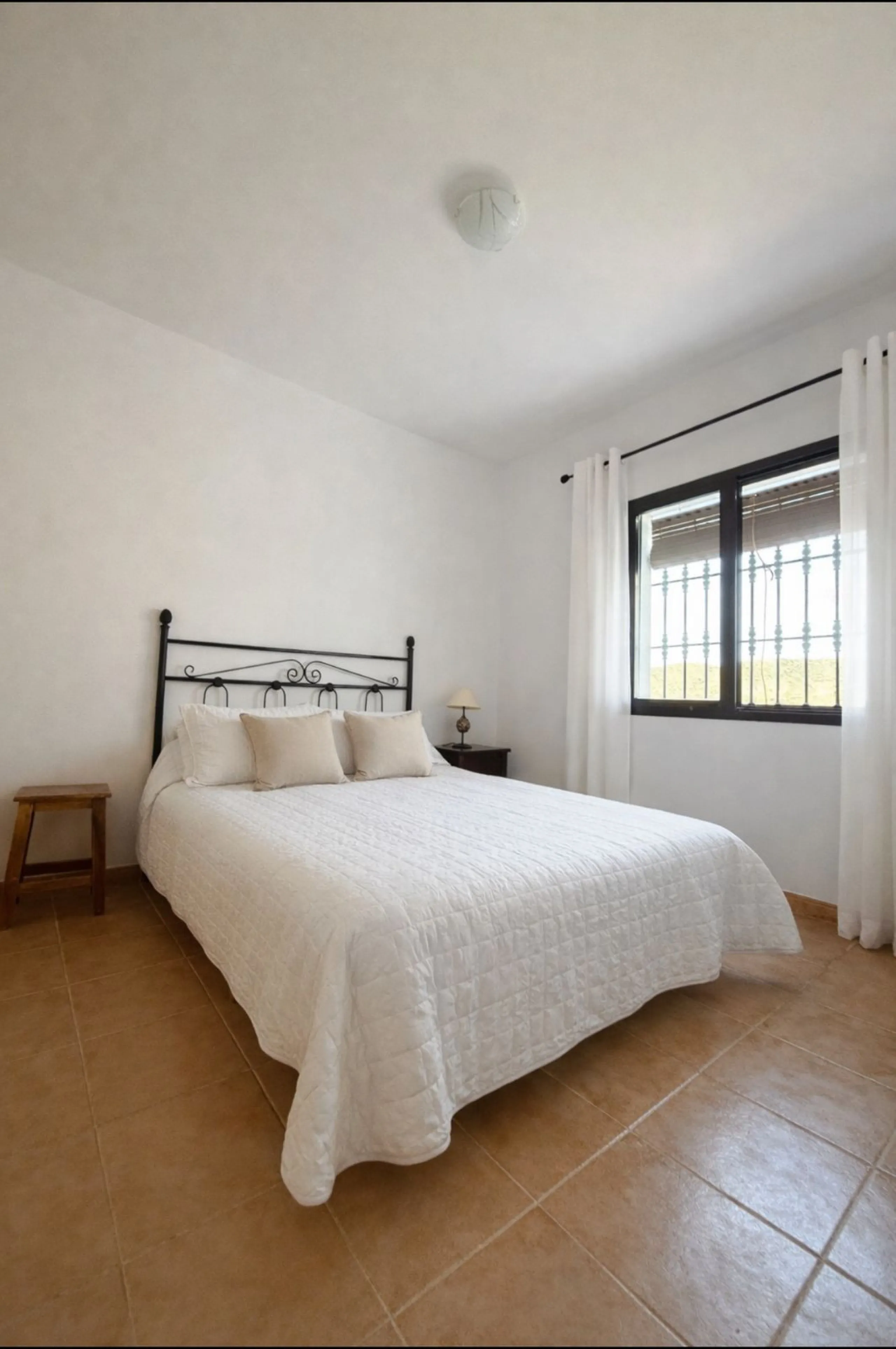 Rustic finca located in the municipality of Istán, set on a 2,028 m² plot. The property features a legally registered house of 70 m², along with a 21 m² porch and a private swimming pool and easy access.