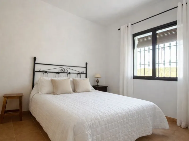 Rustic finca located in the municipality of Istán, set on a 2,028 m² plot. The property features a legally registered house of 70 m², along with a 21 m² porch and a private swimming pool and easy access.