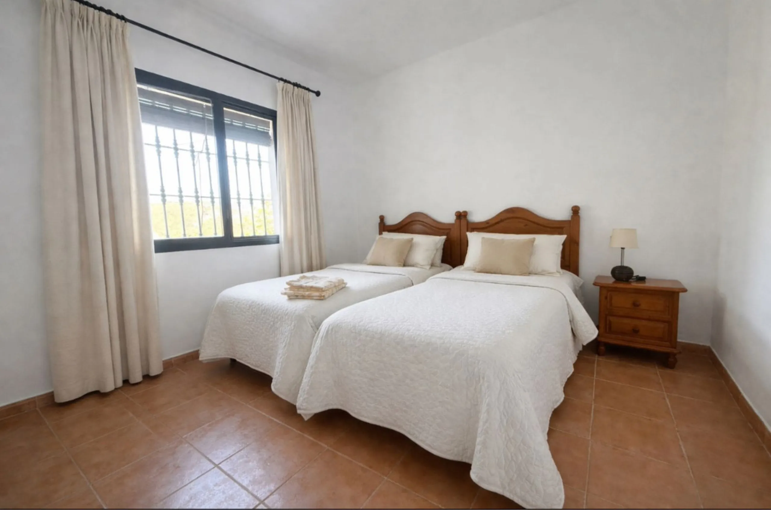 Rustic finca located in the municipality of Istán, set on a 2,028 m² plot. The property features a legally registered house of 70 m², along with a 21 m² porch and a private swimming pool and easy access.