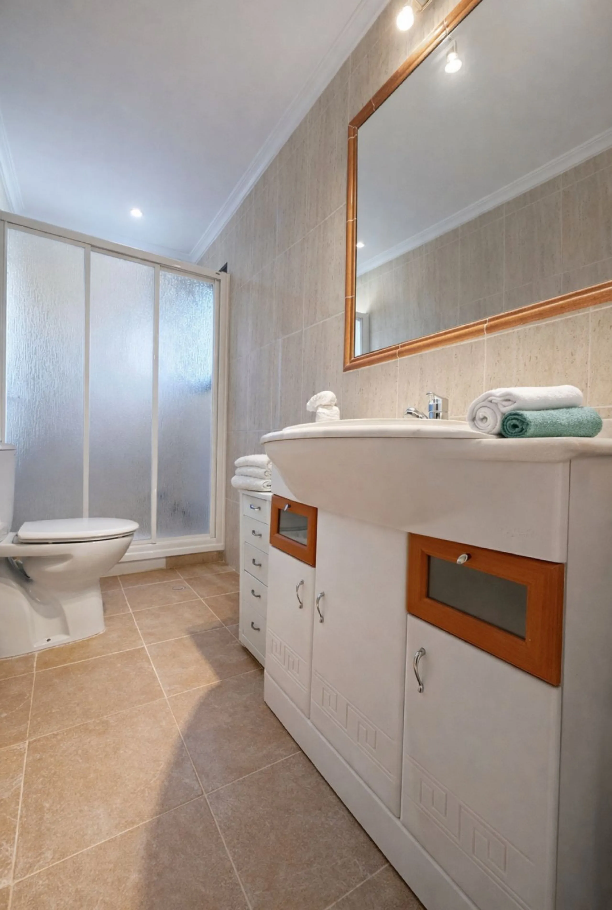 Rustic finca located in the municipality of Istán, set on a 2,028 m² plot. The property features a legally registered house of 70 m², along with a 21 m² porch and a private swimming pool and easy access.