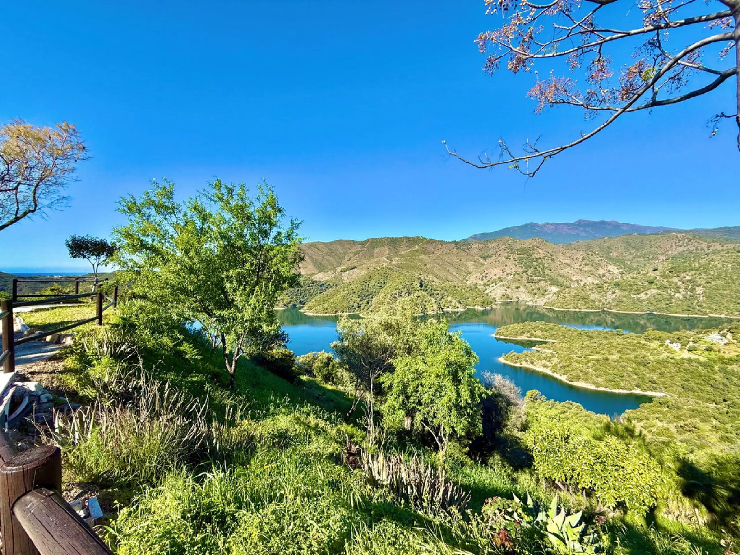 Rustic finca located in the municipality of Istán, set on a 2,028 m² plot. The property features a legally registered house of 70 m², along with a 21 m² porch and a private swimming pool and easy access.