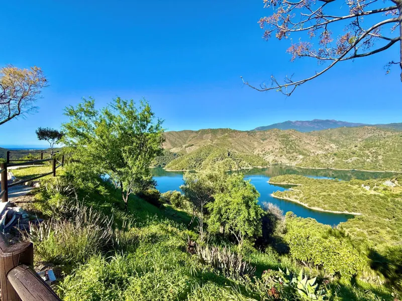Rustic finca located in the municipality of Istán, set on a 2,028 m² plot. The property features a legally registered house of 70 m², along with a 21 m² porch and a private swimming pool and easy access.