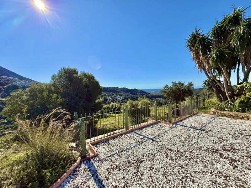 Rustic finca located in the municipality of Istán, set on a 2,028 m² plot. The property features a legally registered house of 70 m², along with a 21 m² porch and a private swimming pool and easy access.