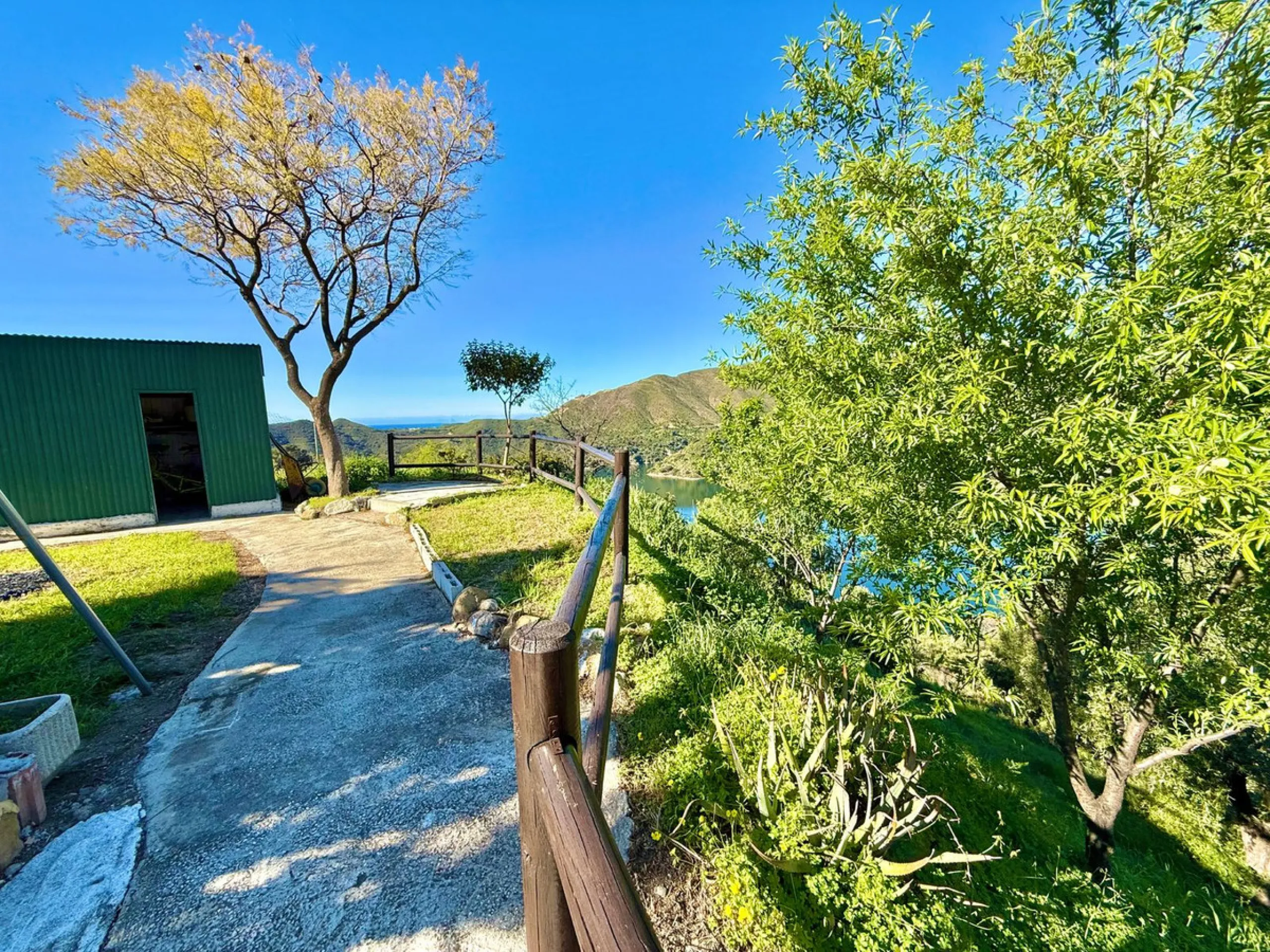 Rustic finca located in the municipality of Istán, set on a 2,028 m² plot. The property features a legally registered house of 70 m², along with a 21 m² porch and a private swimming pool and easy access.