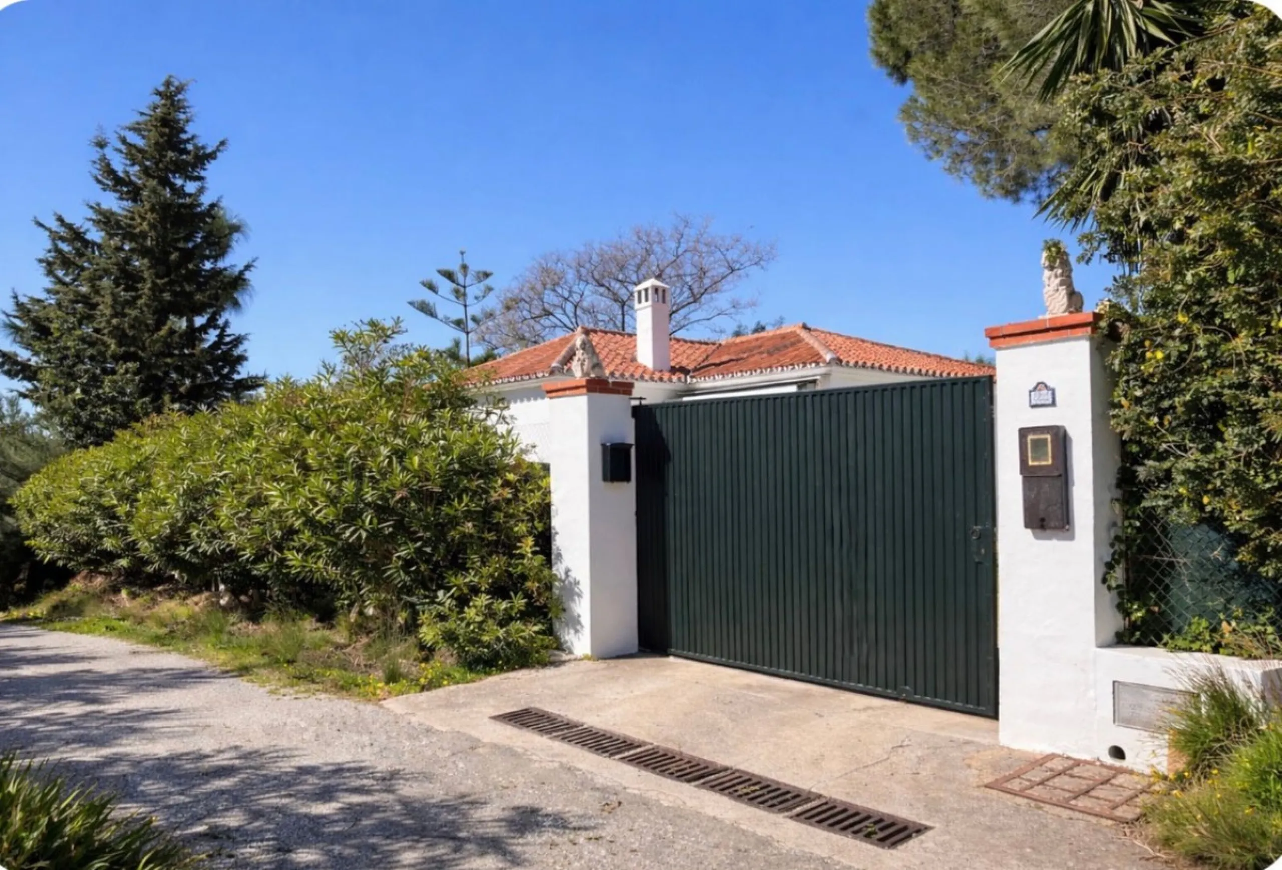 Rustic finca located in the municipality of Istán, set on a 2,028 m² plot. The property features a legally registered house of 70 m², along with a 21 m² porch and a private swimming pool and easy access.
