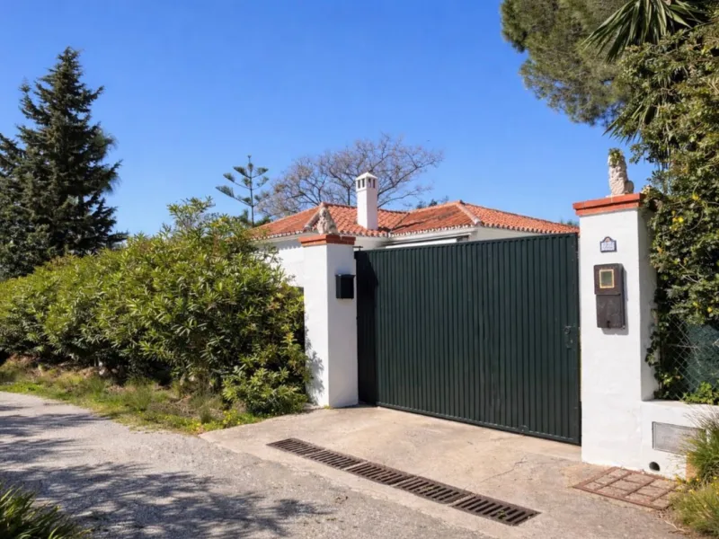 Rustic finca located in the municipality of Istán, set on a 2,028 m² plot. The property features a legally registered house of 70 m², along with a 21 m² porch and a private swimming pool and easy access.