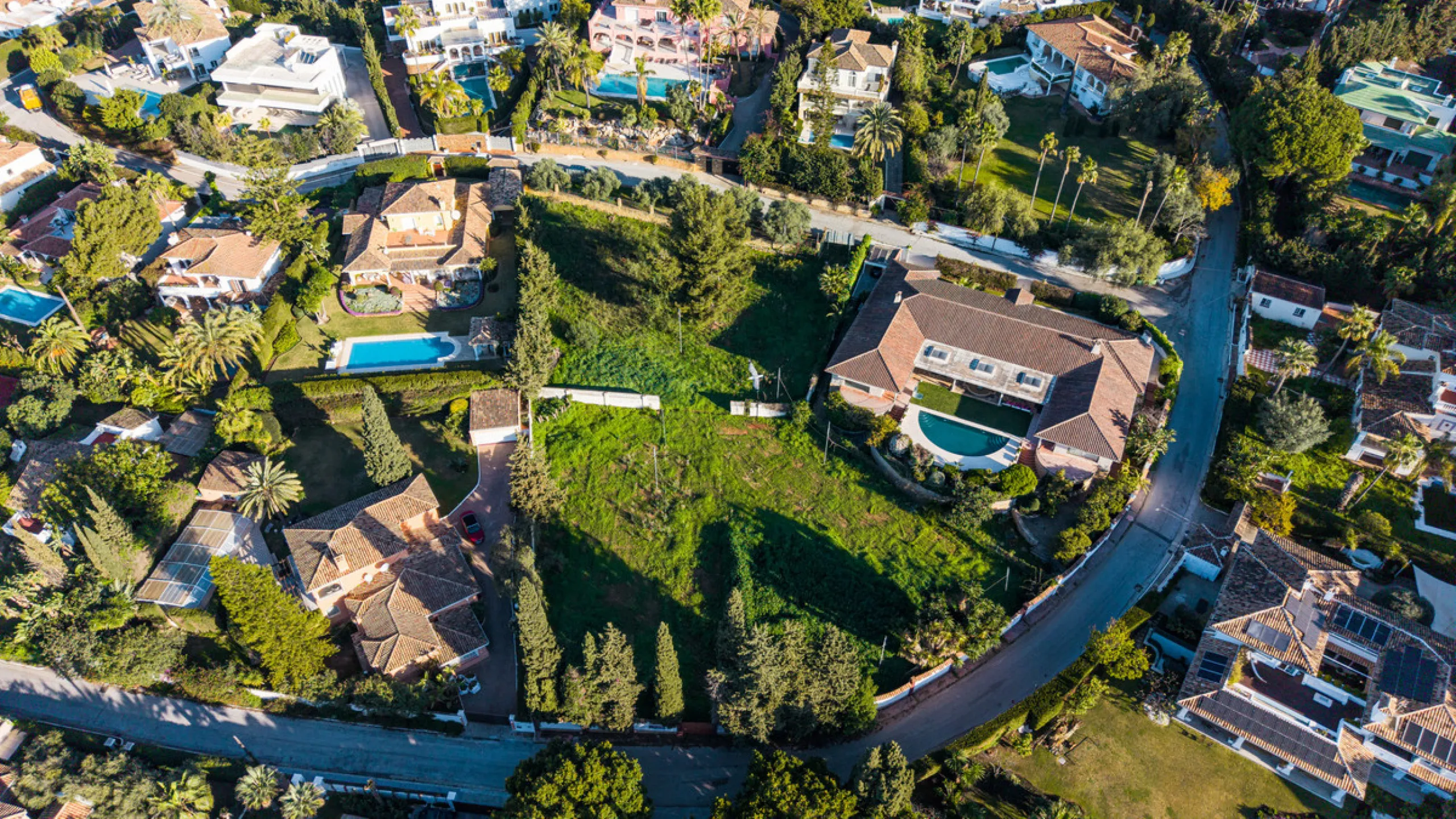 Located in the prestigious residential area of Rocío de Nagüeles, on Marbella's renowned Golden Mile, this south-facing double plot (1.915 m2 + 1.834 m2) represents an exceptional development opportunity in one of the most desirable parts of the city. Pos