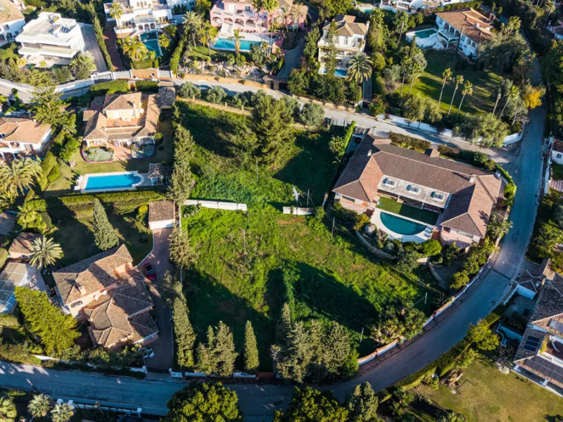 Located in the prestigious residential area of Rocío de Nagüeles, on Marbella's renowned Golden Mile, this south-facing double plot (1.915 m2 + 1.834 m2) represents an exceptional development opportunity in one of the most desirable parts of the city. Pos