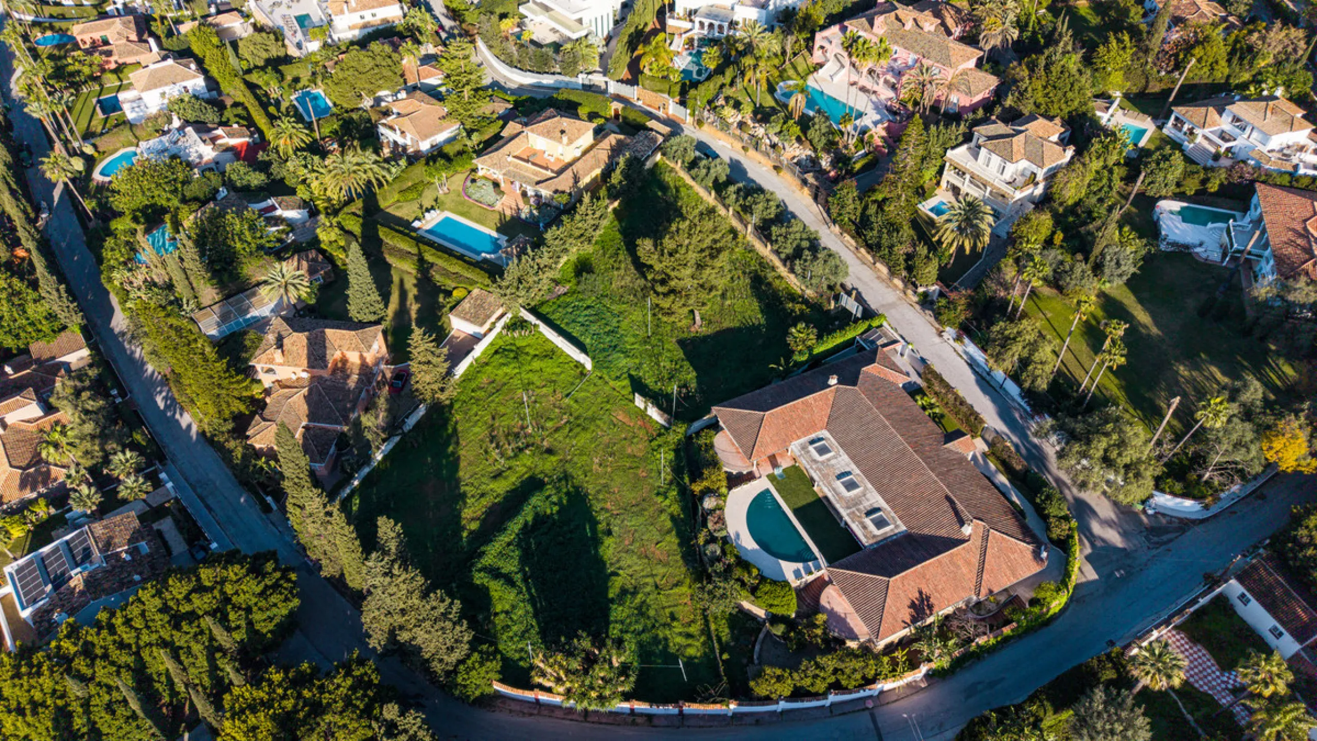 Located in the prestigious residential area of Rocío de Nagüeles, on Marbella's renowned Golden Mile, this south-facing double plot (1.915 m2 + 1.834 m2) represents an exceptional development opportunity in one of the most desirable parts of the city. Pos