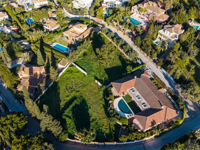 Located in the prestigious residential area of Rocío de Nagüeles, on Marbella's renowned Golden Mile, this south-facing double plot (1.915 m2 + 1.834 m2) represents an exceptional development opportunity in one of the most desirable parts of the city. Pos