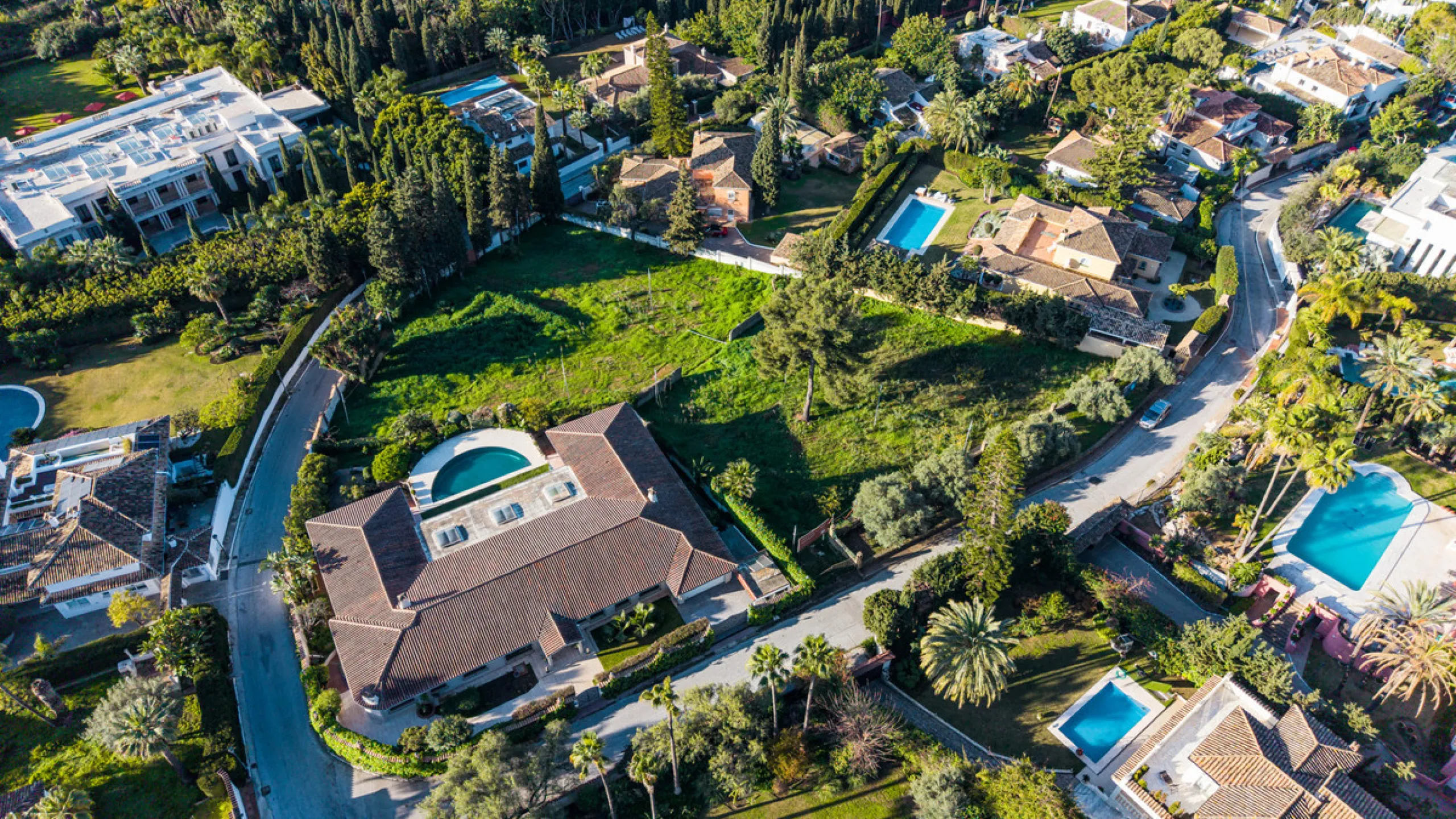 Located in the prestigious residential area of Rocío de Nagüeles, on Marbella's renowned Golden Mile, this south-facing double plot (1.915 m2 + 1.834 m2) represents an exceptional development opportunity in one of the most desirable parts of the city. Pos