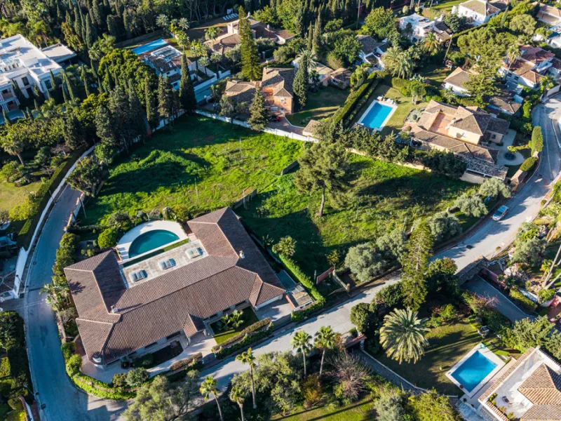 Located in the prestigious residential area of Rocío de Nagüeles, on Marbella's renowned Golden Mile, this south-facing double plot (1.915 m2 + 1.834 m2) represents an exceptional development opportunity in one of the most desirable parts of the city. Pos