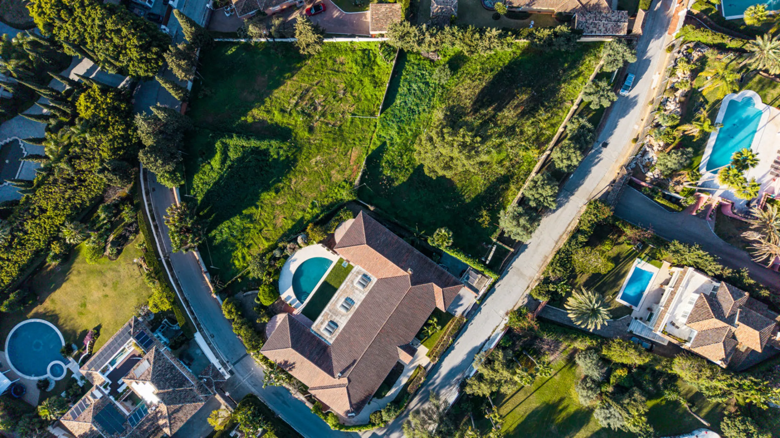 Located in the prestigious residential area of Rocío de Nagüeles, on Marbella's renowned Golden Mile, this south-facing double plot (1.915 m2 + 1.834 m2) represents an exceptional development opportunity in one of the most desirable parts of the city. Pos