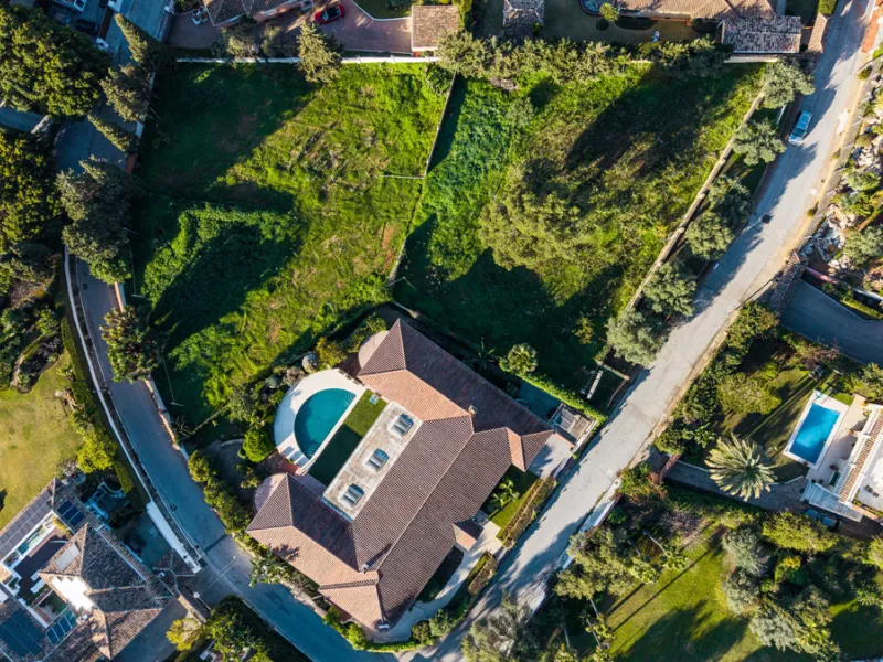 Located in the prestigious residential area of Rocío de Nagüeles, on Marbella's renowned Golden Mile, this south-facing double plot (1.915 m2 + 1.834 m2) represents an exceptional development opportunity in one of the most desirable parts of the city. Pos