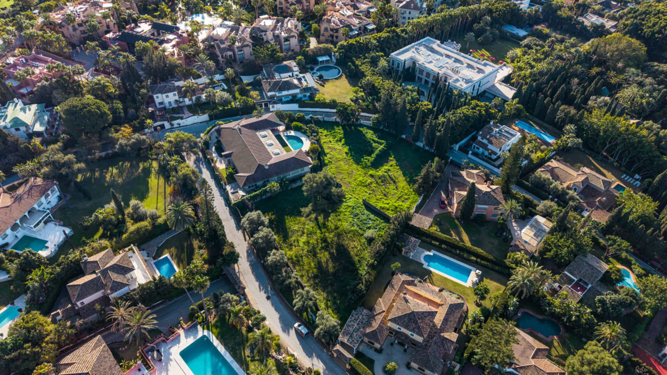 Located in the prestigious residential area of Rocío de Nagüeles, on Marbella's renowned Golden Mile, this south-facing double plot (1.915 m2 + 1.834 m2) represents an exceptional development opportunity in one of the most desirable parts of the city. Pos