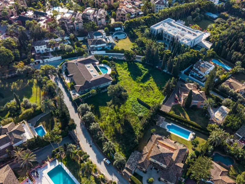 Located in the prestigious residential area of Rocío de Nagüeles, on Marbella's renowned Golden Mile, this south-facing double plot (1.915 m2 + 1.834 m2) represents an exceptional development opportunity in one of the most desirable parts of the city. Pos