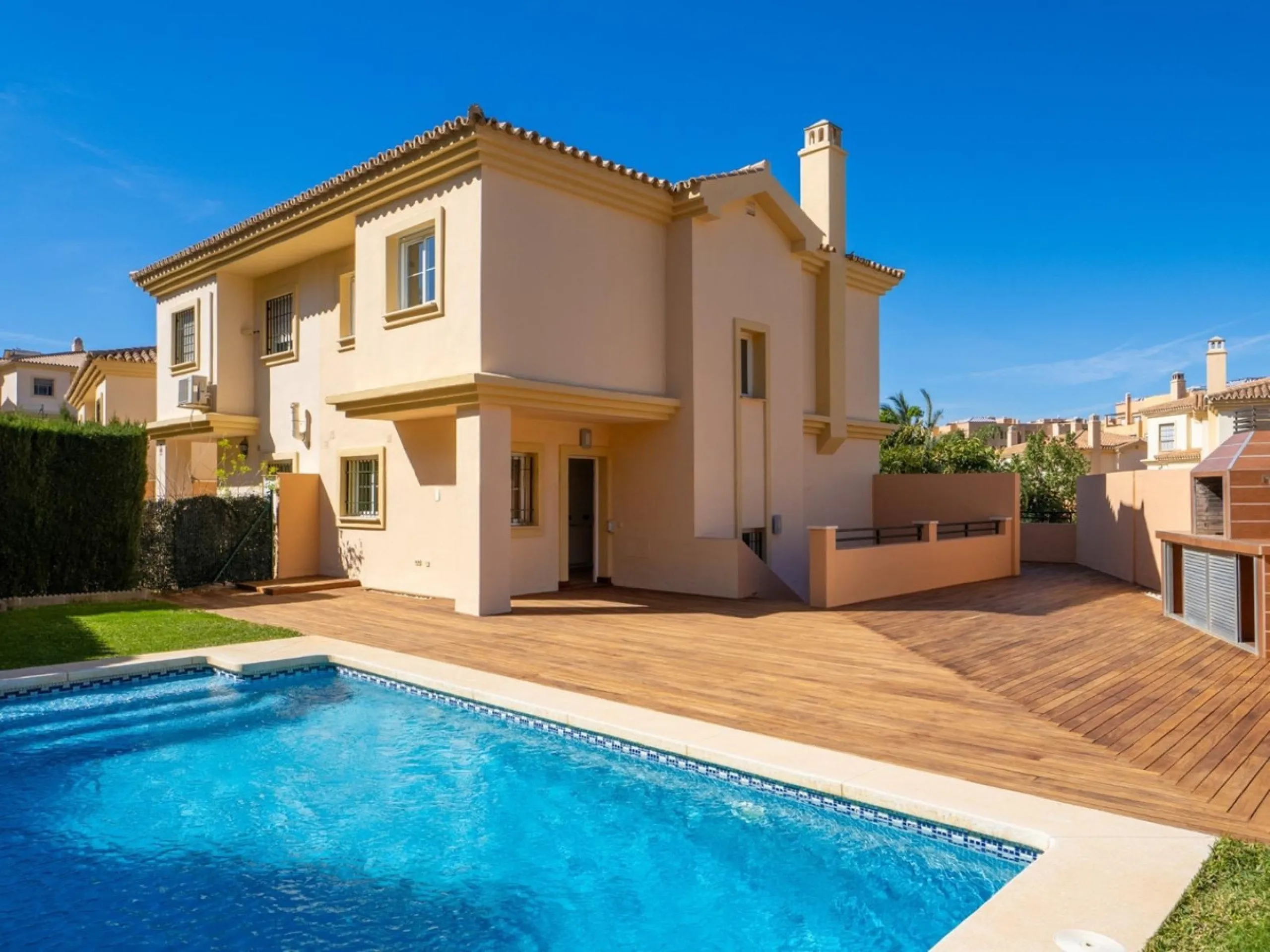 House - Townhouse в продаже в Fuengirola, Málaga. В доме 4 спален и 3 ванных комнат. Площадь дома 240 м²