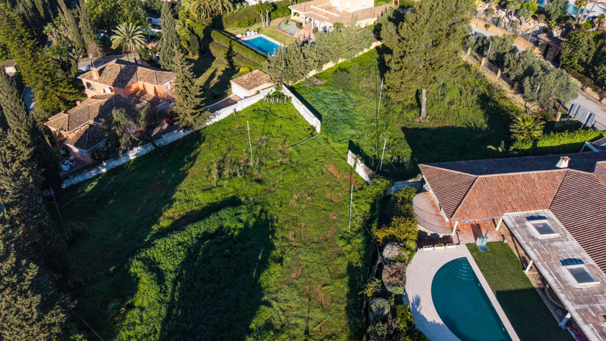 Located in the prestigious residential area of Rocío de Nagüeles, on Marbella's renowned Golden Mile, this south-facing double plot (1.915 m2 + 1.834 m2) represents an exceptional development opportunity in one of the most desirable parts of the city. Pos