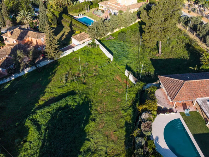 Located in the prestigious residential area of Rocío de Nagüeles, on Marbella's renowned Golden Mile, this south-facing double plot (1.915 m2 + 1.834 m2) represents an exceptional development opportunity in one of the most desirable parts of the city. Pos